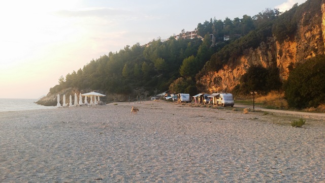 Kamperi ispod Regina hotela u uglu plaže Karavostassi